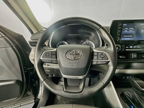Used 2022 Toyota Highlander XLE FWD image 11