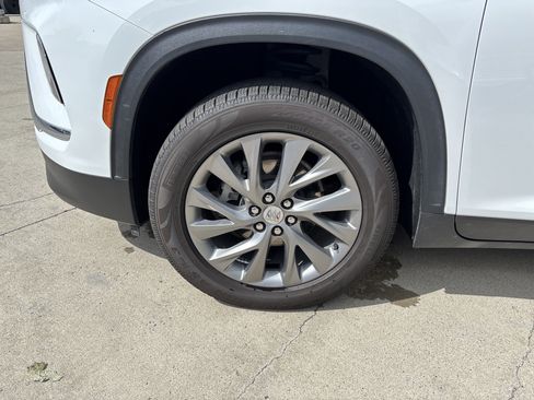Used 2025 Buick Enclave Preferred AWD/4WD image 30