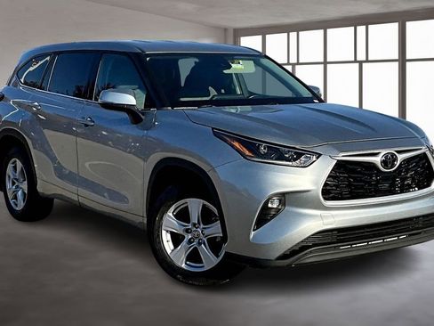 Used 2021 Toyota Highlander LE image 12