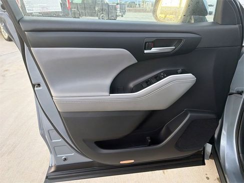 Certified 2020 Toyota Highlander XLE image 9