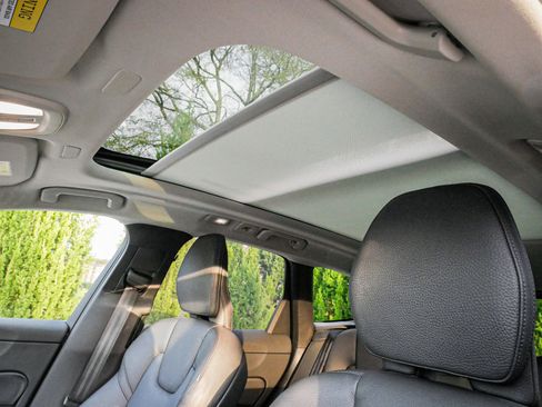 Used 2025 Volvo XC60 B5 Plus w/ Climate Package image 28