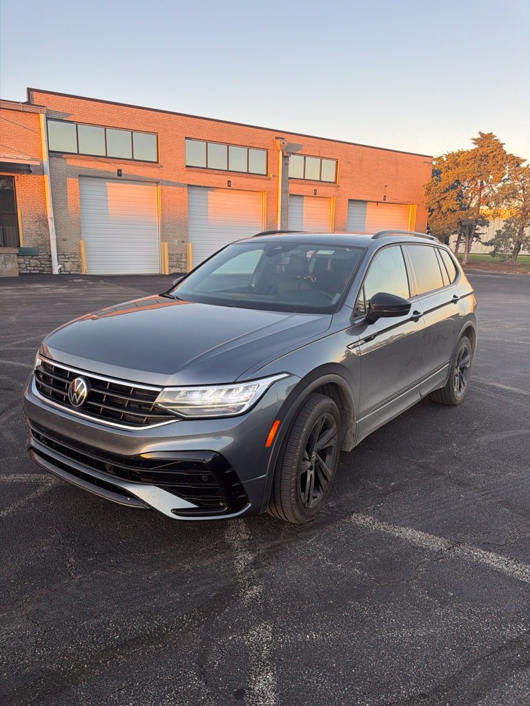 Used 2023 Volkswagen Tiguan SE R-Line FWD image 2