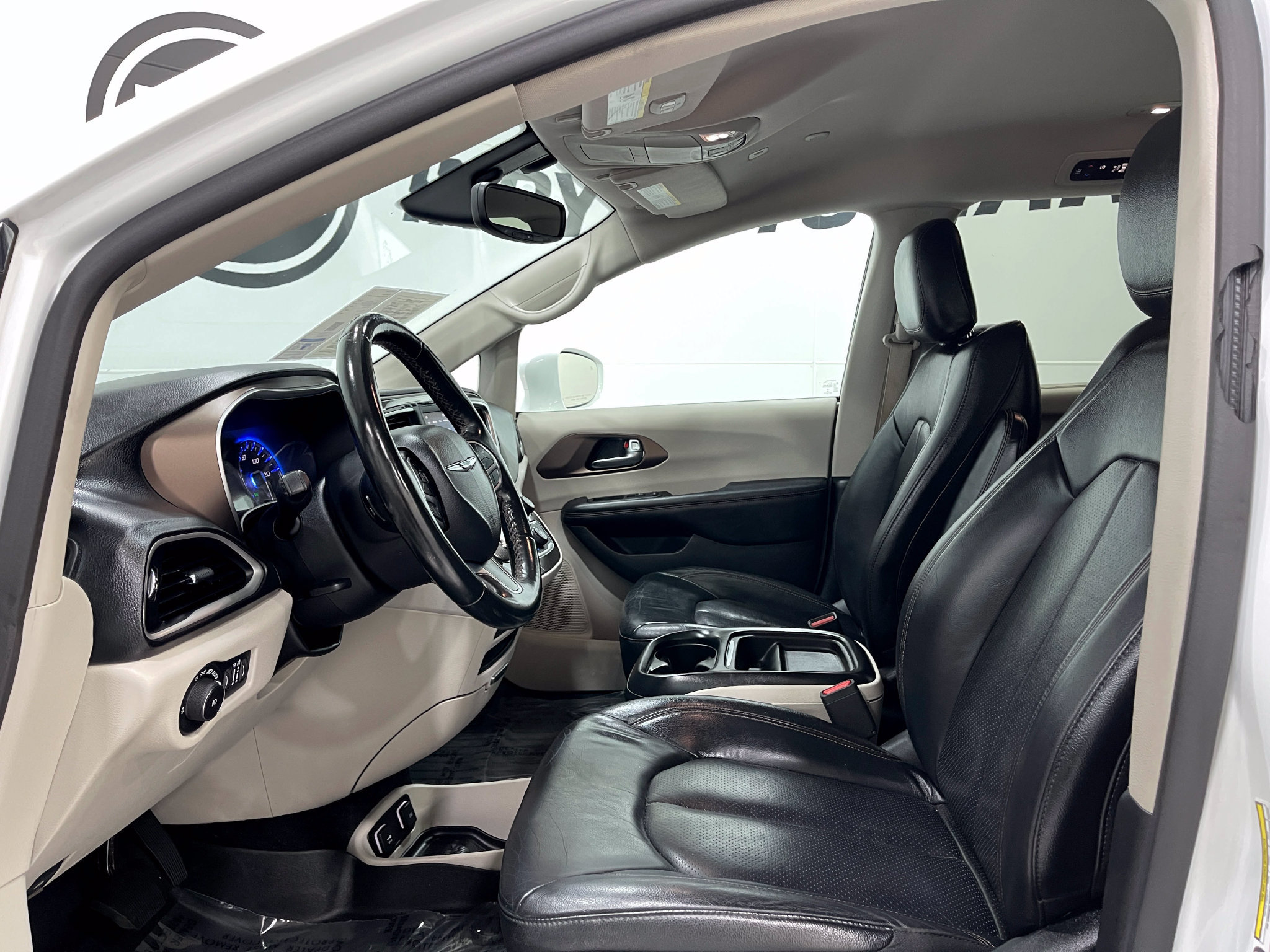 Used 2019 Chrysler Pacifica Touring-L FWD image 11