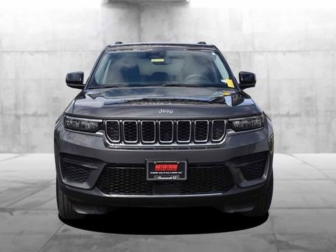 Used 2024 Jeep Grand Cherokee Laredo AWD/4WD image 4