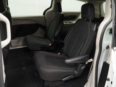 Used 2023 Chrysler Voyager LX image 17