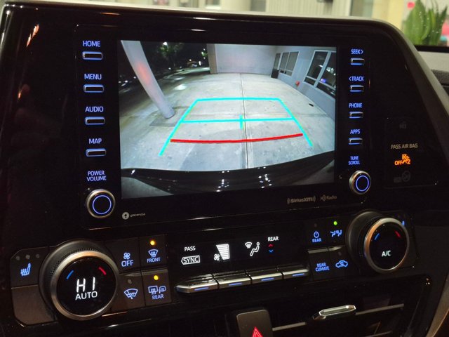 Used 2021 Toyota Highlander XLE FWD image 22