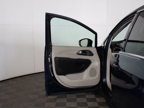 Used 2023 Chrysler Pacifica Touring-L FWD image 19