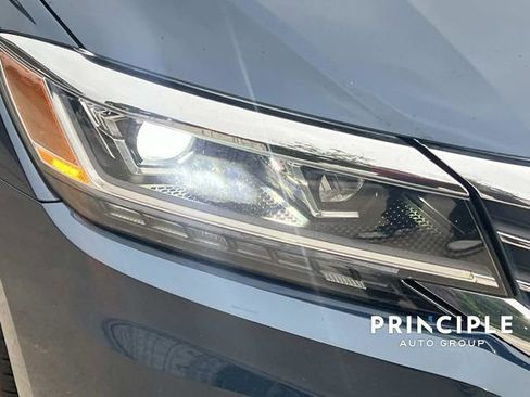 Used 2021 Volkswagen Passat 2.0T SE FWD image 9