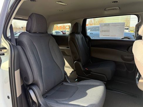 New 2026 Kia Carnival LX FWD image 14