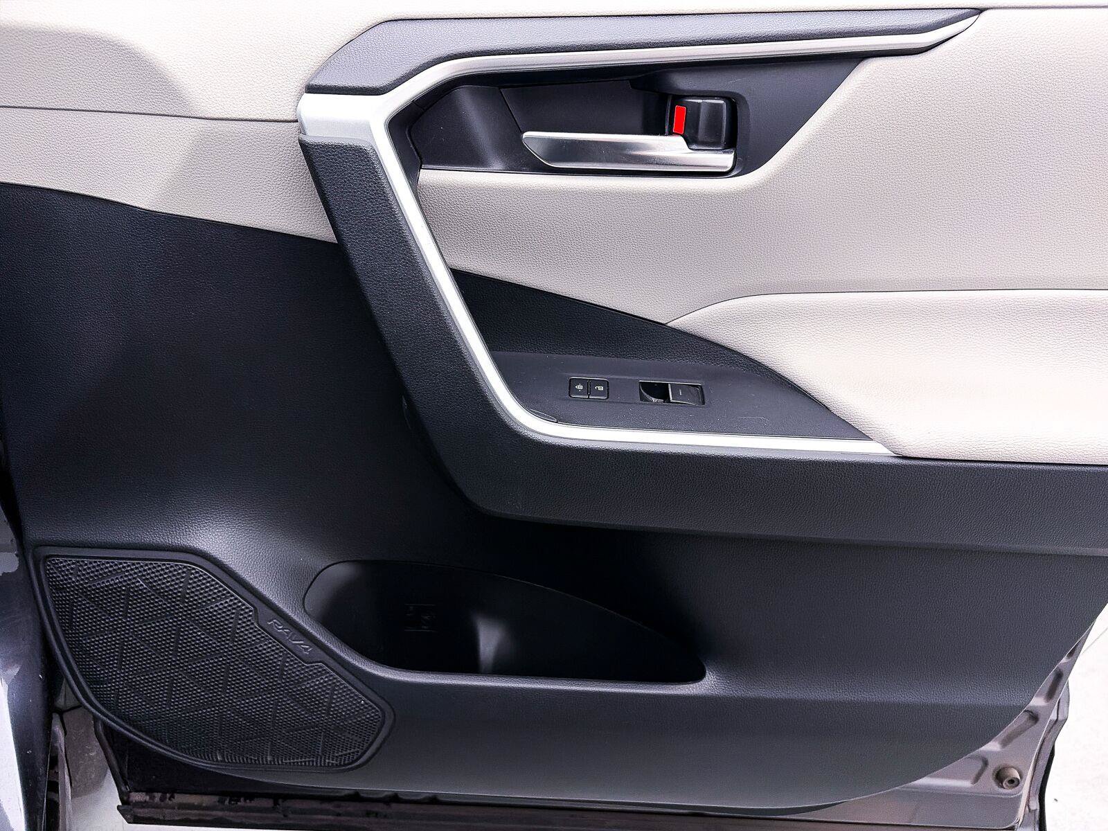 Used 2023 Toyota RAV4 XLE Premium FWD image 32