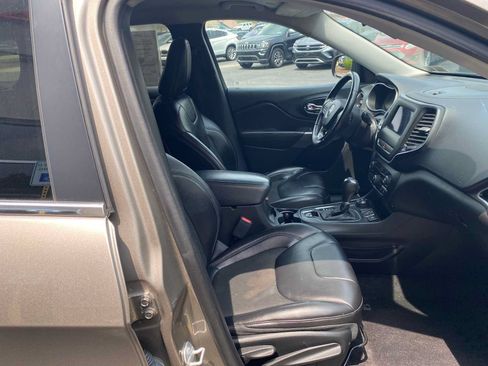 Used 2019 Jeep Cherokee Latitude Plus AWD/4WD image 29
