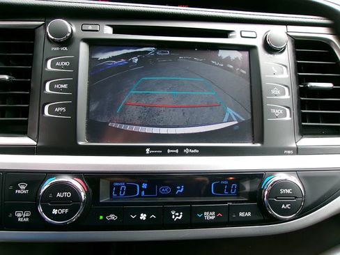 Used 2019 Toyota Highlander Plus AWD/4WD image 17
