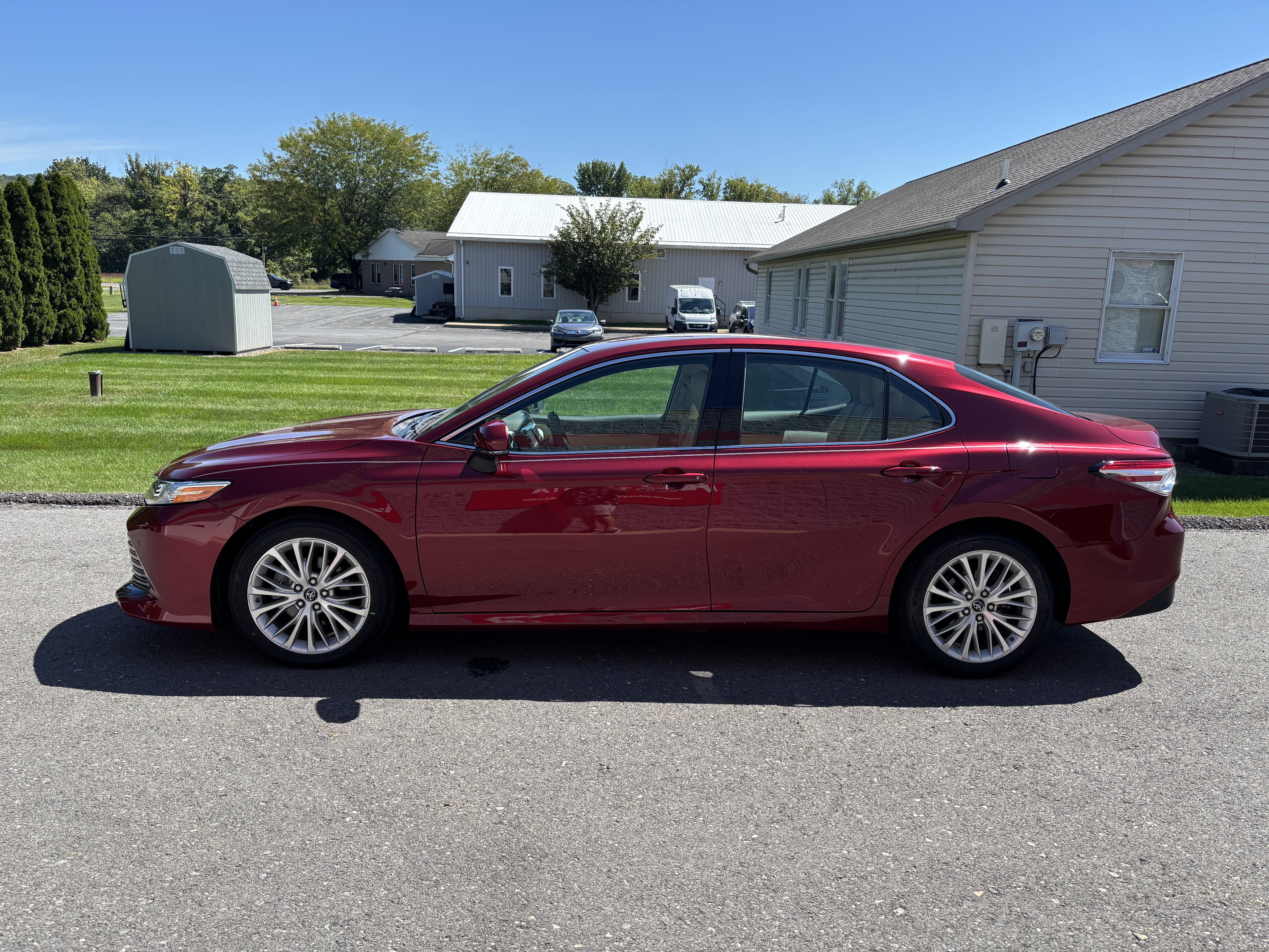 Used 2018 Toyota Camry XLE FWD image 7