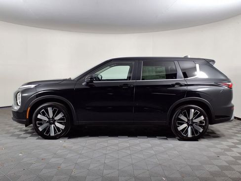 Used 2025 Mitsubishi Outlander SE image 4