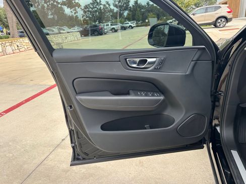 Used 2023 Volvo XC60 B5 Plus image 21