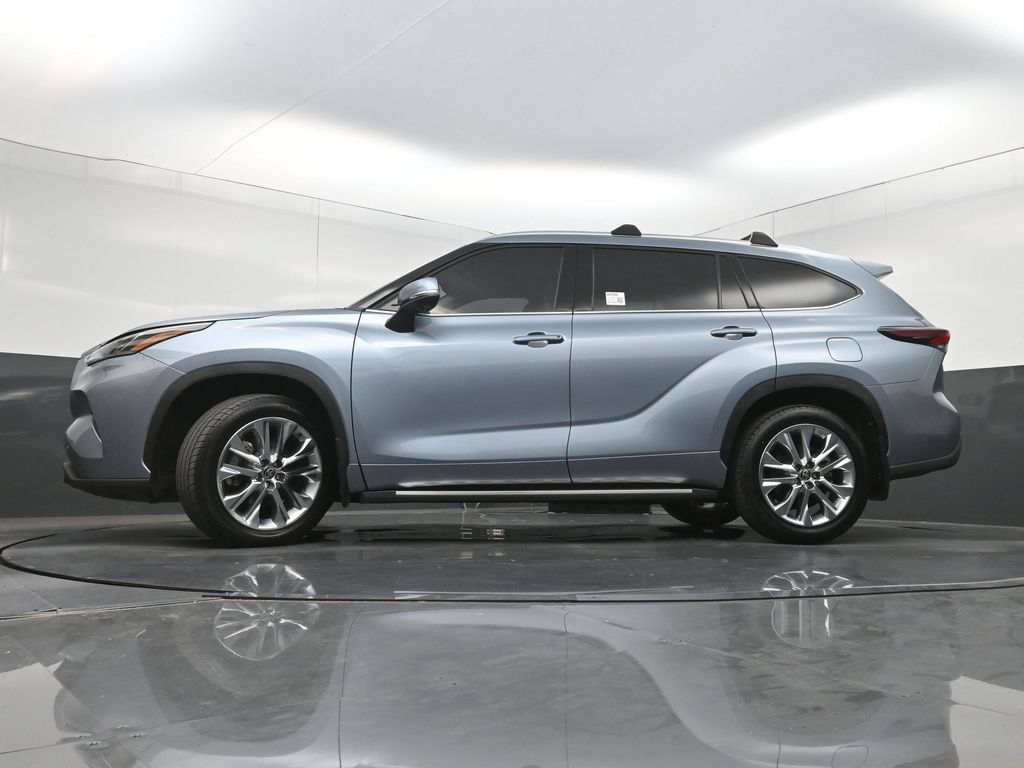 Used 2024 Toyota Highlander Limited FWD image 31
