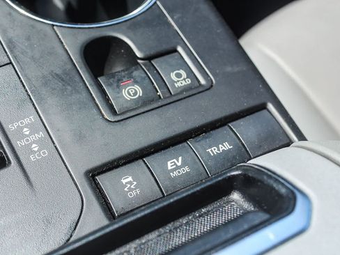 Used 2021 Toyota Highlander XLE AWD/4WD image 36