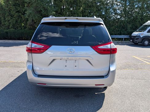 Used 2015 Toyota Sienna XLE image 4