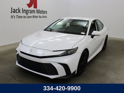 Used 2025 Toyota Camry SE FWD image 1