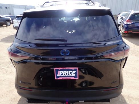 Used 2025 Toyota Sienna XLE Woodland Edition image 3