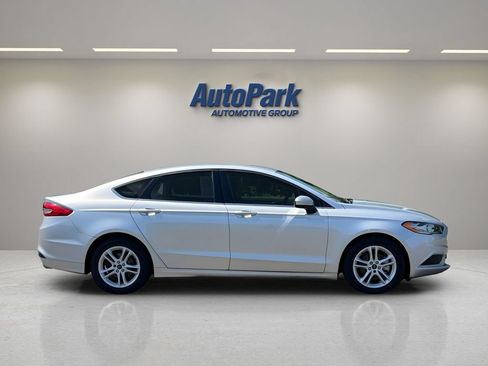 Used 2018 Ford Fusion SE w/ Fusion SE Technology Package FWD image 8
