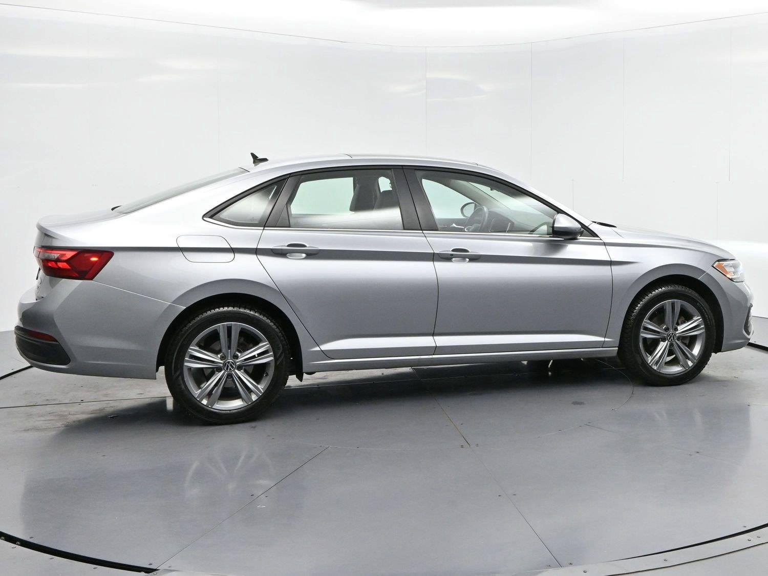 Used 2024 Volkswagen Jetta SE FWD image 8