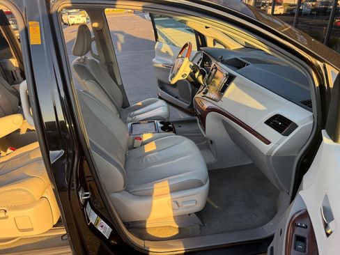 Used 2013 Toyota Sienna AWD image 11