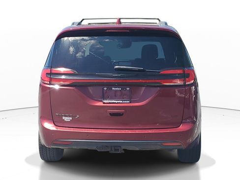 Used 2021 Chrysler Pacifica Touring-L w/ Uconnect Theater Family Group AWD/4WD image 5