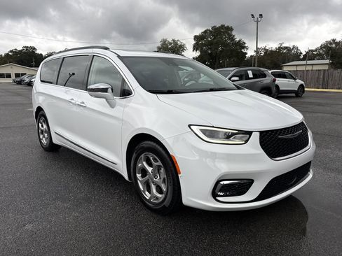 Used 2022 Chrysler Pacifica Limited image 7