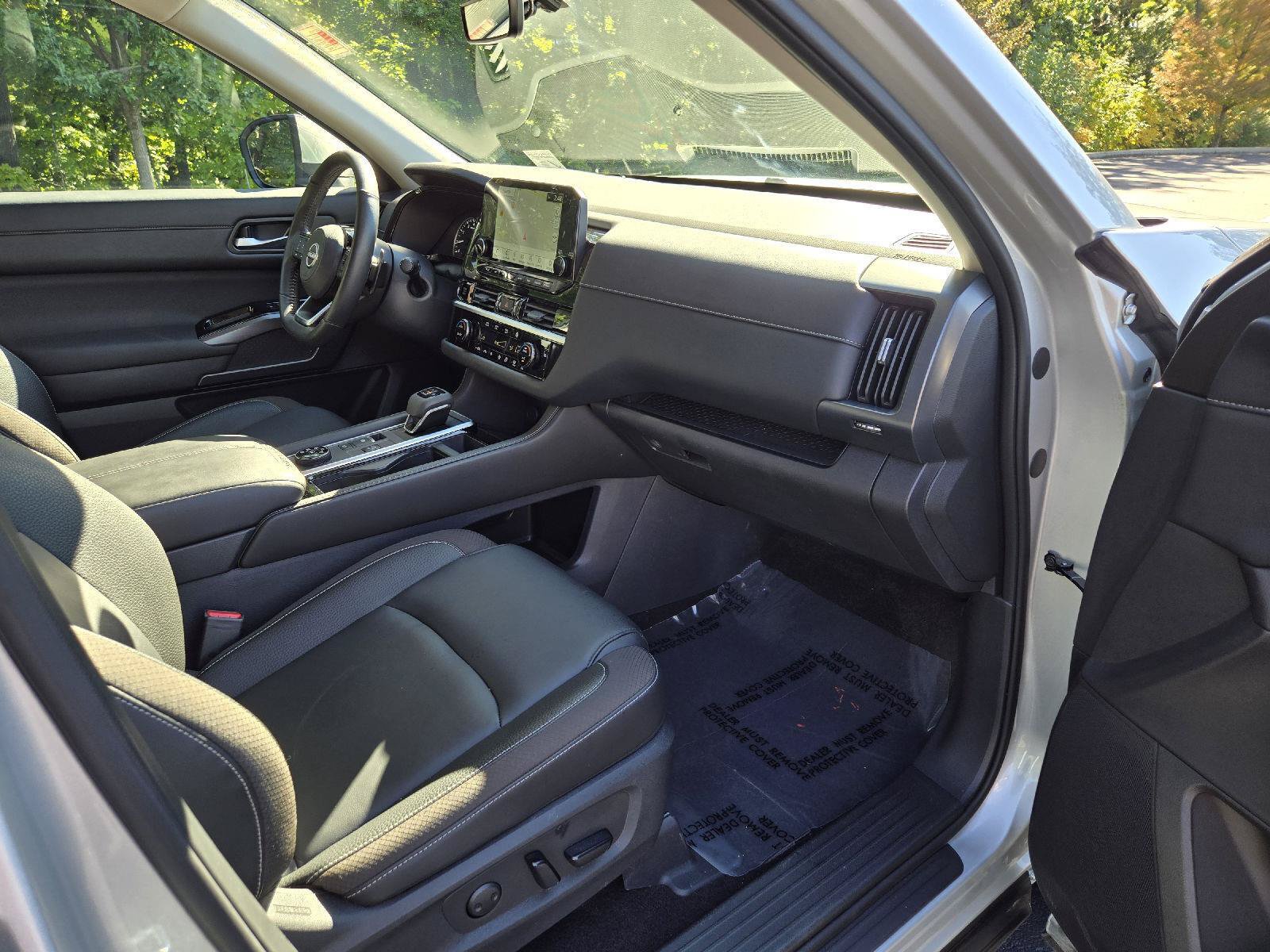 Used 2025 Nissan Pathfinder SL AWD/4WD image 23