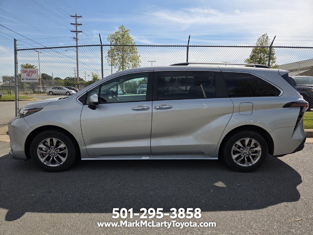 Used 2025 Toyota Sienna XLE FWD image 7