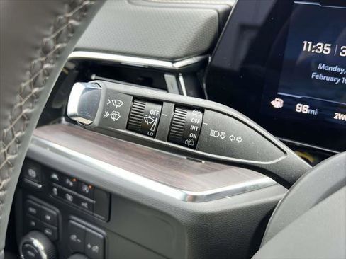 Used 2025 Chevrolet Suburban Premier image 23