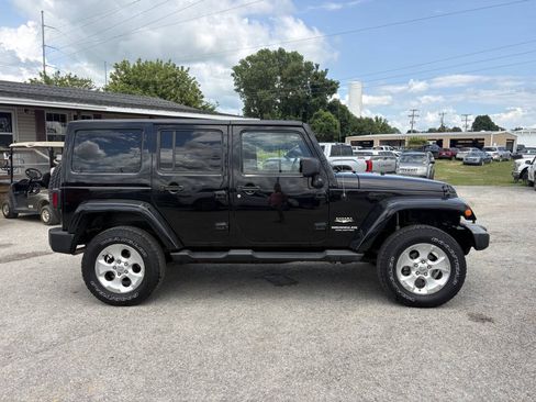 Used 2015 Jeep Wrangler Unlimited Sahara w/ Connectivity Group AWD/4WD image 2
