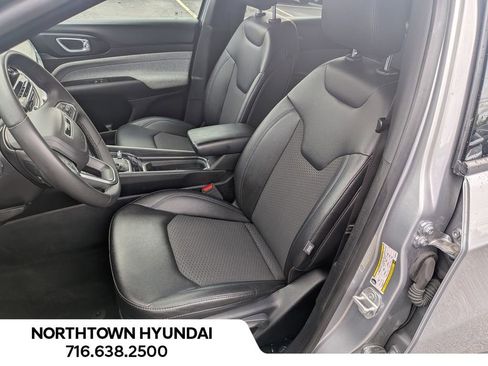 Used 2024 Jeep Compass Latitude image 3