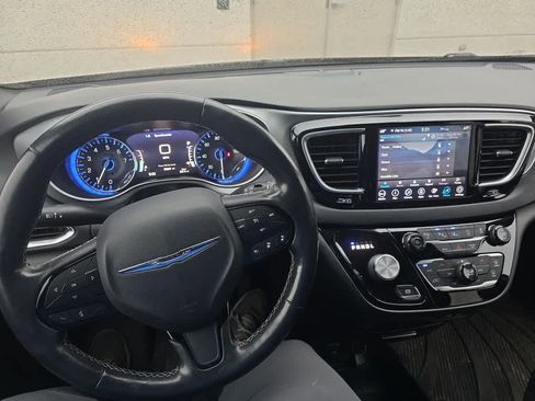 Used 2019 Chrysler Pacifica Touring-L Plus w/ Advanced Safetytec Group FWD image 7