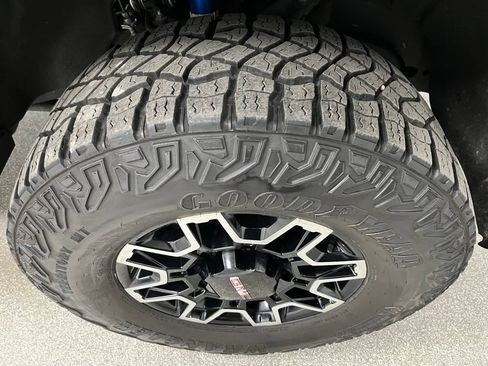 Used 2024 GMC Sierra 2500 AT4X AWD/4WD image 18