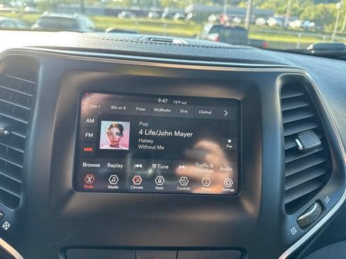 Used 2019 Jeep Cherokee Latitude w/ Cold Weather Group AWD/4WD image 16
