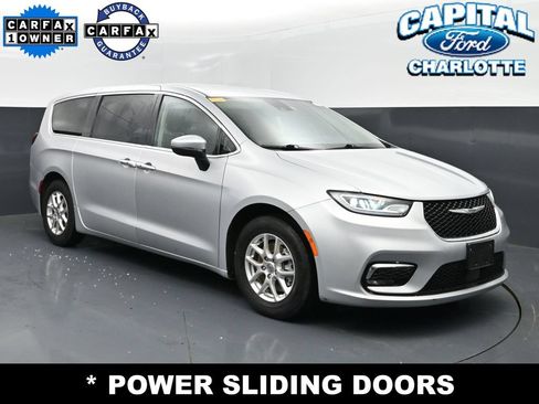 Used 2023 Chrysler Pacifica Touring-L FWD image 3