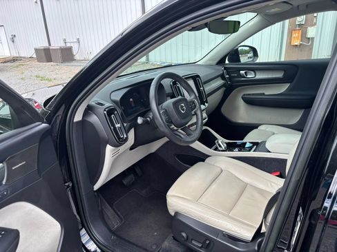 Used 2023 Volvo XC40 B4 Ultimate FWD image 9