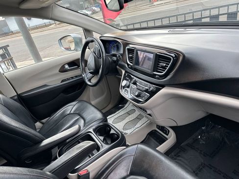 Used 2018 Chrysler Pacifica Touring-L image 19