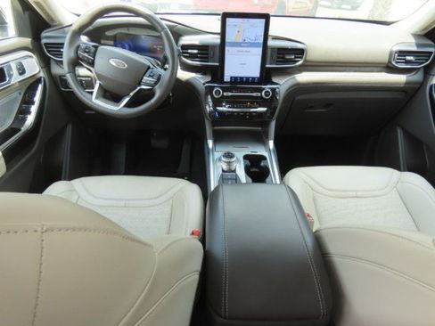 Used 2023 Ford Explorer Platinum w/ Technology Package AWD/4WD image 22