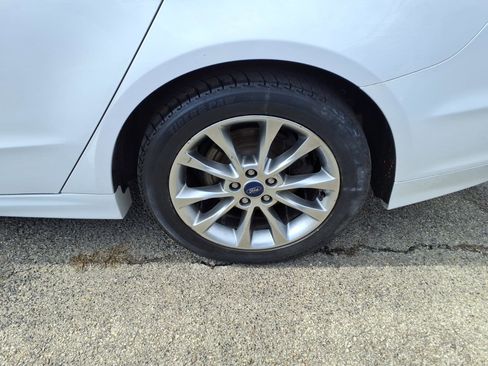 Used 2017 Ford Fusion SE image 4