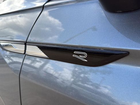 Used 2022 Volkswagen Tiguan SE R-Line image 10