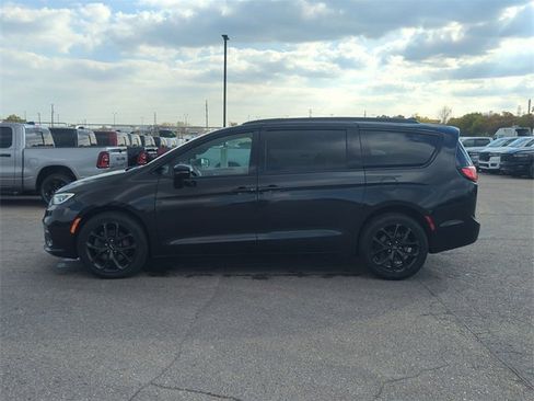 Certified 2022 Chrysler Pacifica Limited w/ Uconnect Theater Family Group image 6