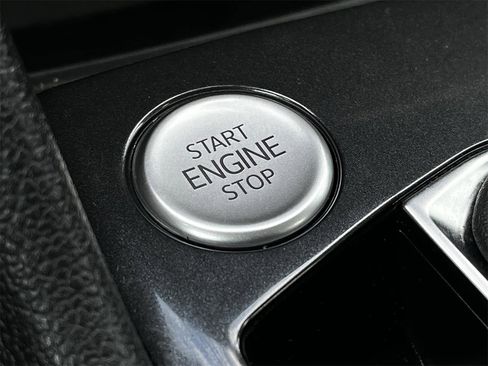 Used 2024 Volkswagen Tiguan SE image 19