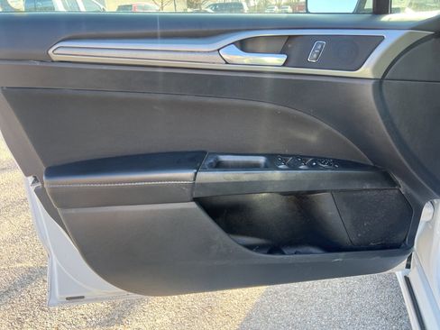 Used 2019 Ford Fusion SE image 10