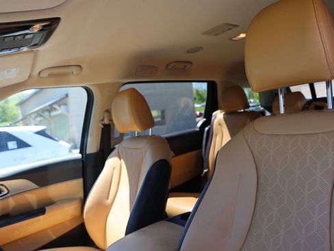 Used 2024 Kia Carnival LX FWD image 9