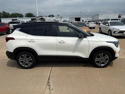 Used 2022 Kia Seltos S FWD image 2