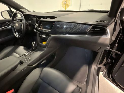 Used 2025 Cadillac XT6 Premium Luxury image 30