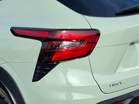 Used 2024 Chevrolet Trax ACTIV w/ Sunroof Package image 9